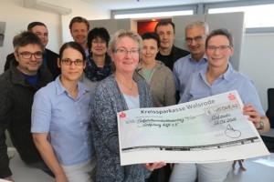 Foto: Manfred Hensel, Sport, Physiotherapie Peter Siildlake, Alexandra Schulze bei der Arbeit an Vincenz Mayer vom EHC